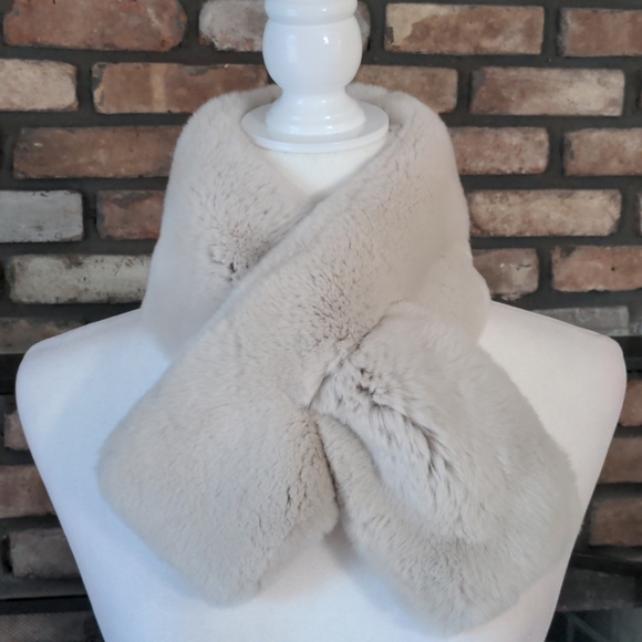 Rabbit scarf cream color with pull thru closure - Picture 1 of 3